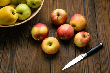 Elmalar ahşap, kahverengi arka planda