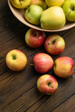 Elmalar ahşap, kahverengi arka planda