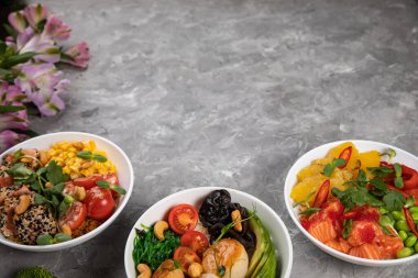 Gri beton arka planda Japon çorbası