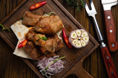 Pide ekmeğinde kızarmış et.