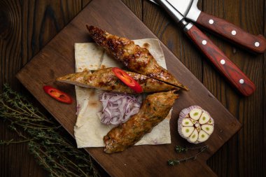 Pide ekmeğinde kızarmış et.