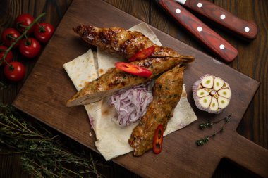 Pide ekmeğinde kızarmış et.