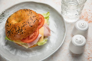 Peynirli, domatesli, soslu sulu hamburger.