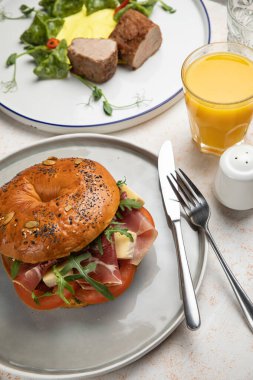 Peynirli, domatesli, soslu sulu hamburger.