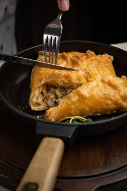 Peynirli pide, etli, tavada sos