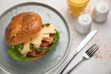 Peynirli, domatesli, soslu sulu hamburger.