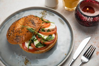 Peynirli, domatesli, soslu sulu hamburger.