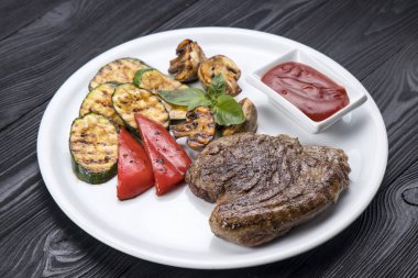 Etli biftek, sebze ve soslu.