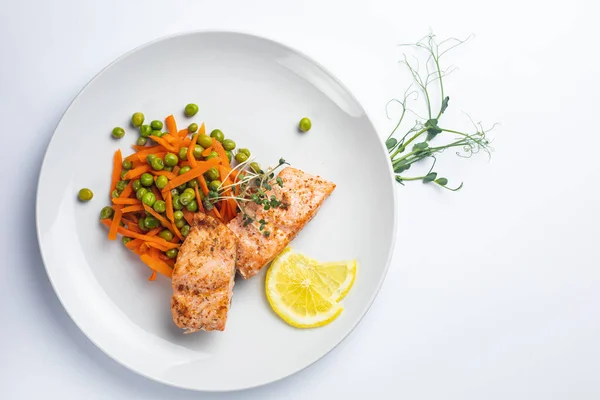 Yemek fotoğrafındaki minimalizm. Beyaz arka planda beyaz plakalar