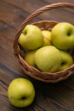 Kahverengi bir masada yeşil elmalar
