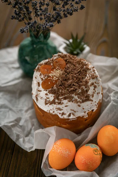 Osterkuchen Auf Dem Braunen Tisch — Stockfoto