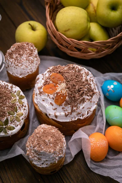 Osterkuchen Auf Dem Braunen Tisch — Stockfoto