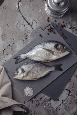 Dorada gri bir tahta üzerinde, koyu arkaplan