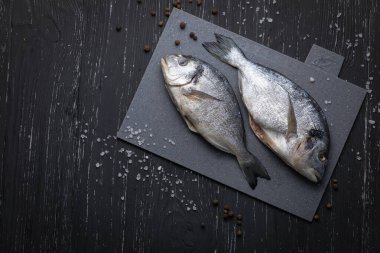 Dorada gri bir tahta üzerinde, koyu arkaplan