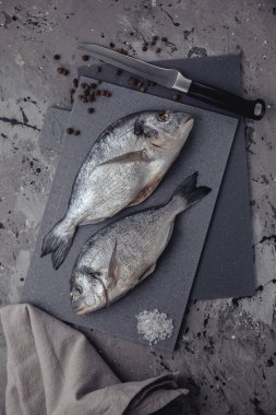 Dorada gri bir tahta üzerinde, koyu arkaplan