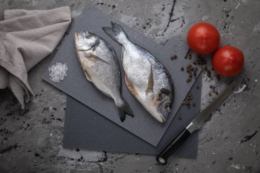 Dorada gri bir tahta üzerinde, koyu arkaplan