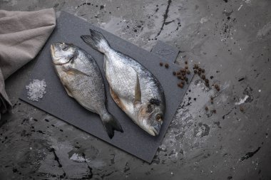 Dorada gri bir tahta üzerinde, koyu arkaplan