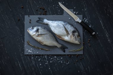 Dorada gri bir tahta üzerinde, koyu arkaplan