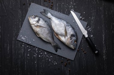 Dorada gri bir tahta üzerinde, koyu arkaplan