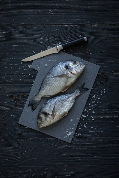 Dorada gri bir tahta üzerinde, koyu arkaplan