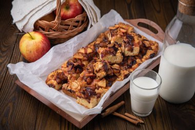 Kahverengi arka planda, tepside elmalı turta.