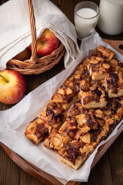 Kahverengi arka planda, tepside elmalı turta.