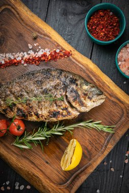 Ahşap bir tahtada ızgara var.