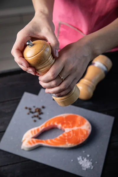 Mujer Salando Salmón Cocina — Foto de Stock