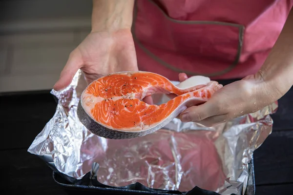 Filete Salmón Salado Mujer Cocina — Foto de Stock
