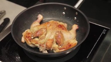 Et ocağın tavasında pişiyor.