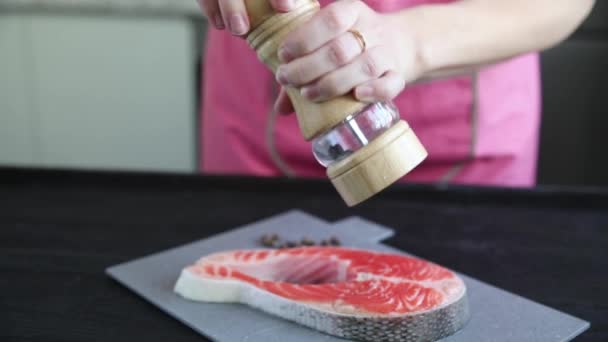 台所の女性ピーマンと塩鮭のステーキ — ストック動画