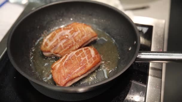 Carne Cozida Uma Frigideira Fogão — Vídeo de Stock