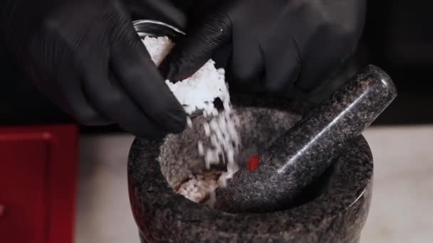 Cocinero Prepara Las Especias Mortero Piedra — Vídeo de stock