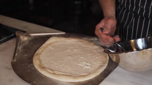 Μάγειρας Ετοιμάζει Ζύμη Πίτσα Στο Εστιατόριο — Αρχείο Βίντεο