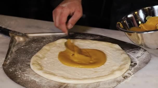 厨师在餐馆准备披萨面团 — 图库视频影像