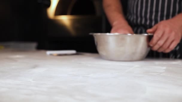 Aşçı Restoranda Pizza Hamuru Hazırlar — Stok video