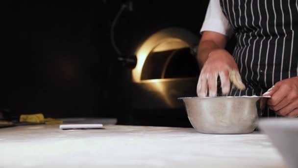 Cozinheiro Prepara Massa Pizza Restaurante — Vídeo de Stock