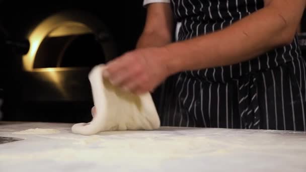 Cocinero Prepara Masa Pizza Restaurante — Vídeo de stock