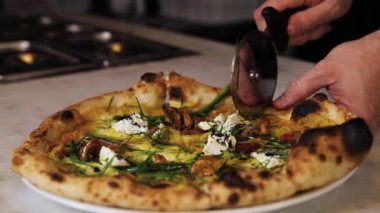 Şef restoranda pizza hazırlıyor.