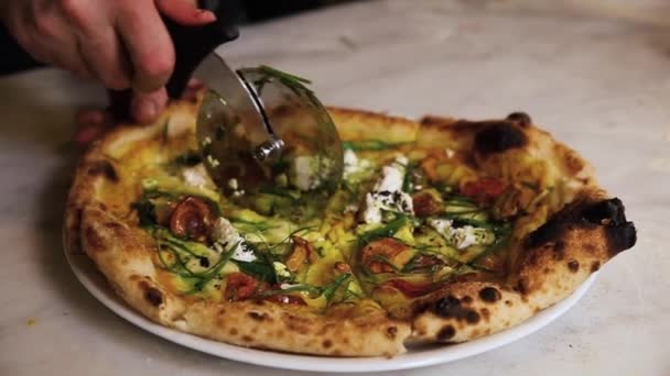 Chef Prepara Pizza Restaurante — Vídeo de stock