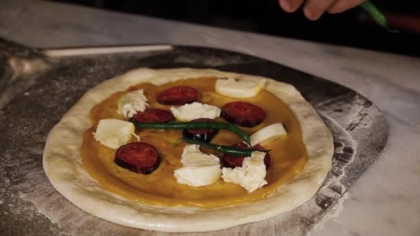 Σεφ Ετοιμάζει Πίτσα Στο Εστιατόριο — Αρχείο Βίντεο