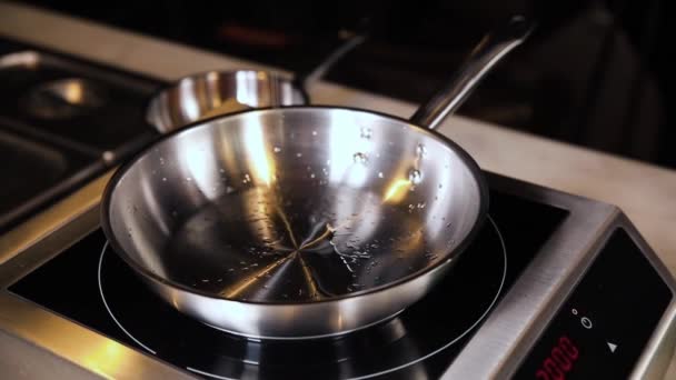 厨师把锅放在电炉上 — 图库视频影像