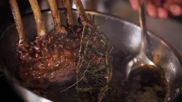 Húst Serpenyőben Sütik Meg Egy Elektromos Tűzhelyen — Stock videók