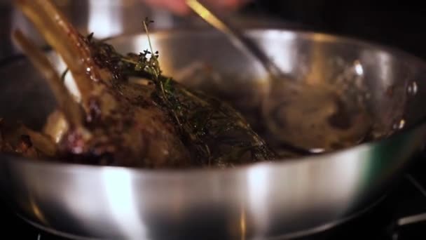 Viande Est Frite Dans Une Poêle Frire Sur Une Cuisinière — Video