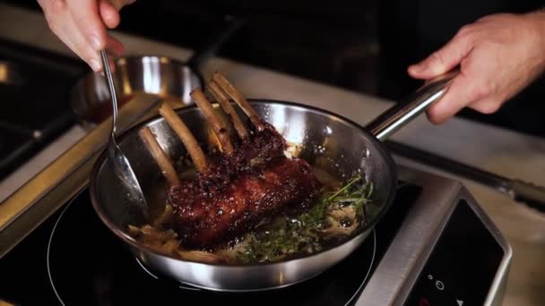 Húst Serpenyőben Sütik Meg Egy Elektromos Tűzhelyen — Stock videók