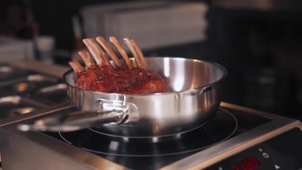 肉在电炉上的煎锅里煎 — 图库视频影像