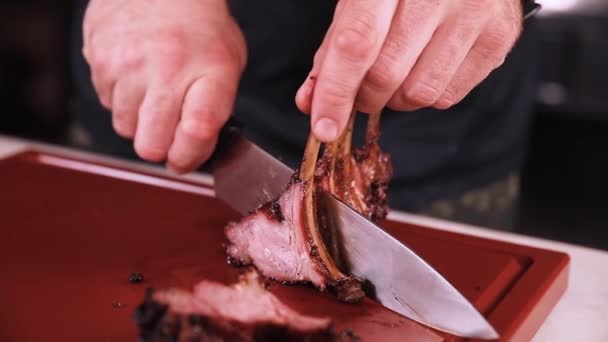 Koch Schneidet Fleisch Auf Rotem Küchentisch — Stockvideo