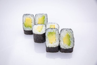 Beyaz bir arka planda Japon vejetaryen rolleri