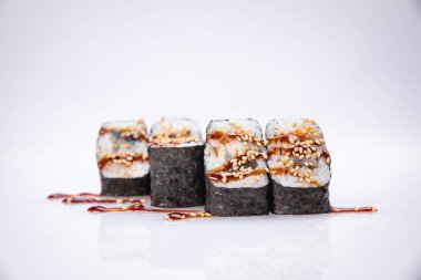 Beyaz arka planda yengeç etli Japon dürümleri.