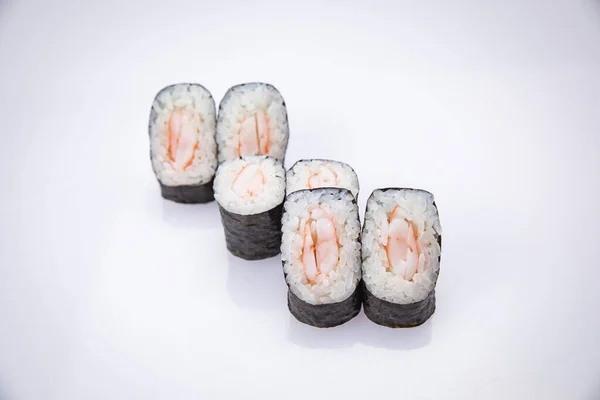 Beyaz arka planda yengeç etli Japon dürümleri.